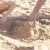 Mit Sand spielen